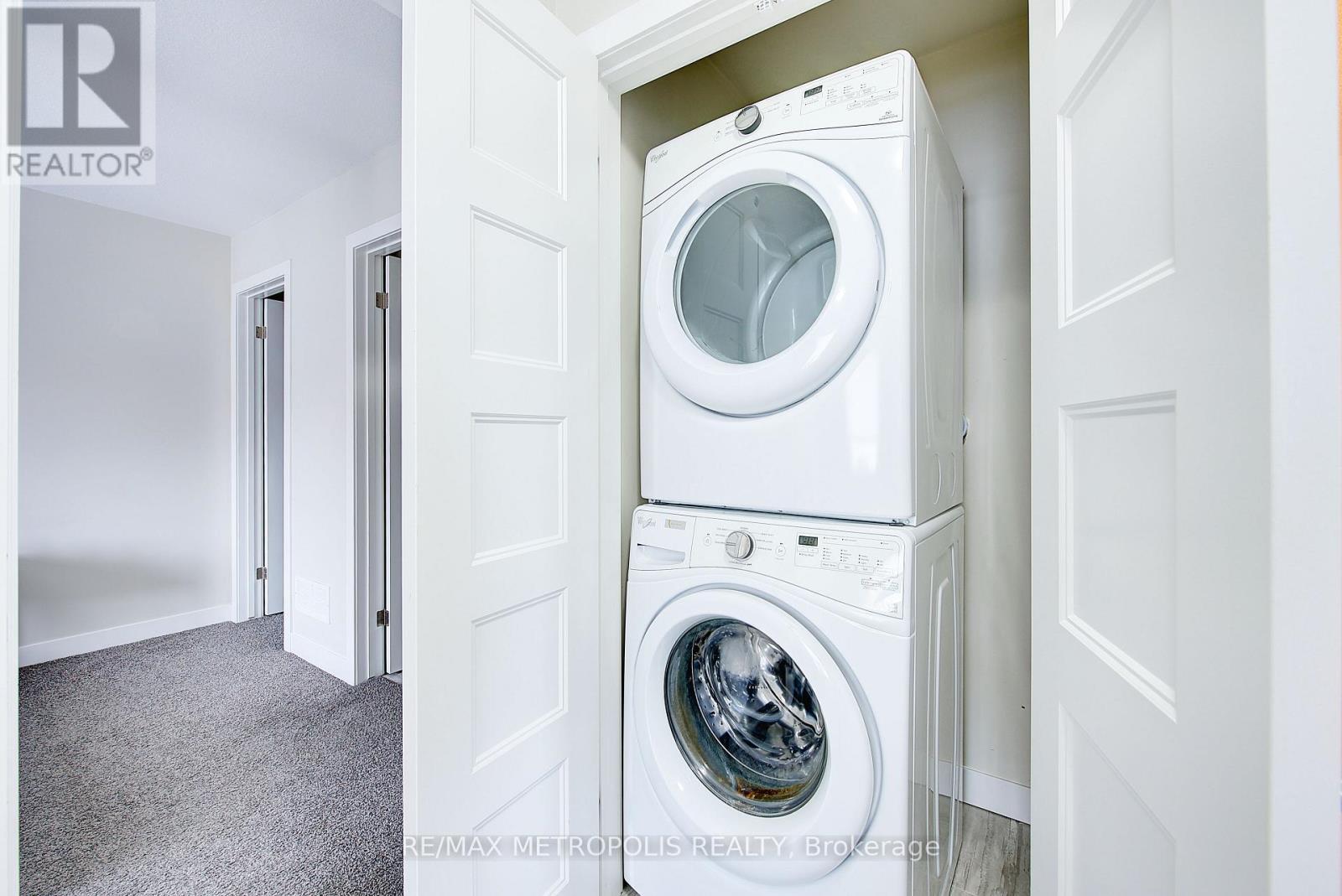 996 - 996 West Village Square, London North, ON - Indoor Photo Showing Laundry Room