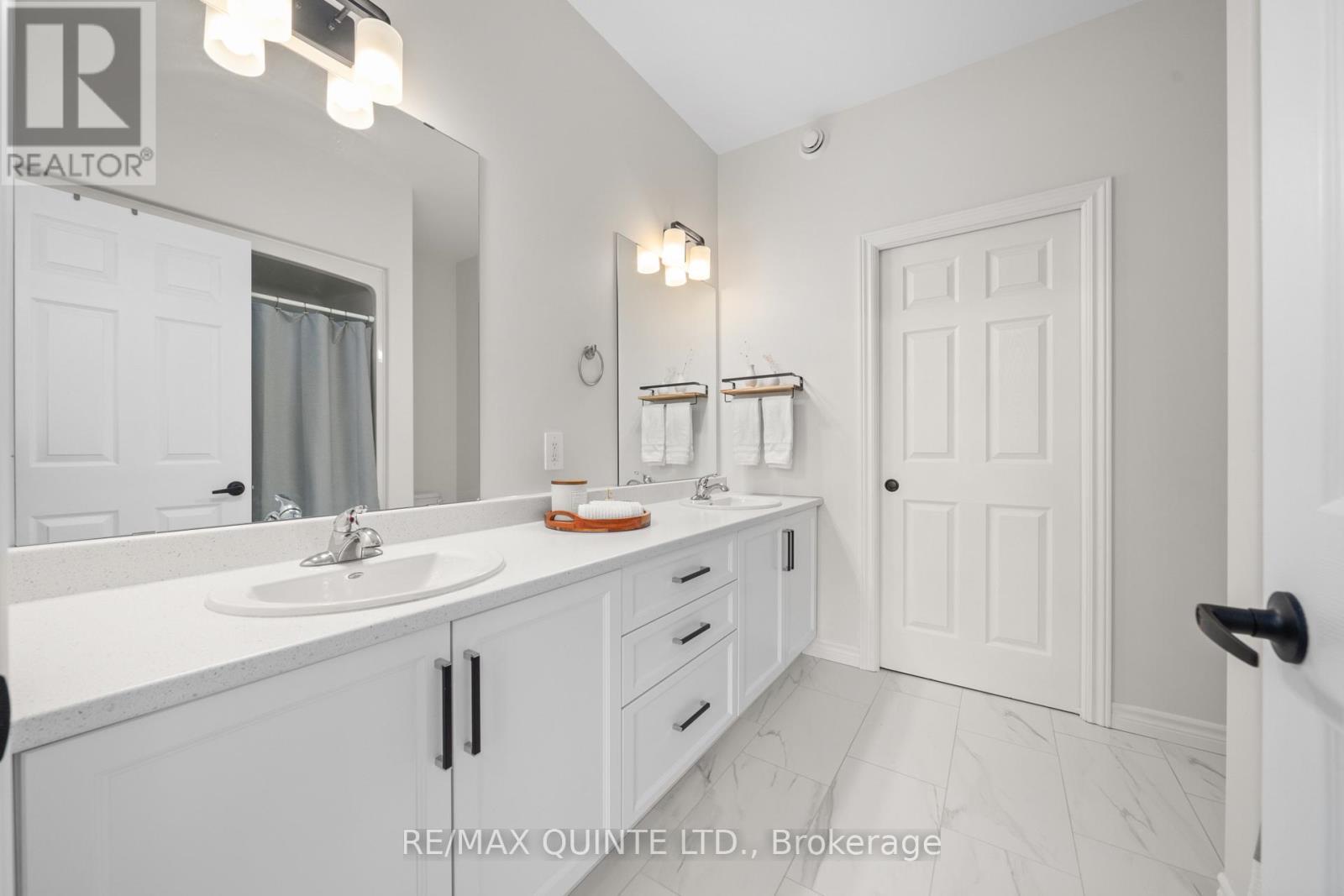 63 Athabaska Drive, Belleville (Thurlow Ward), ON - Indoor Photo Showing Bathroom