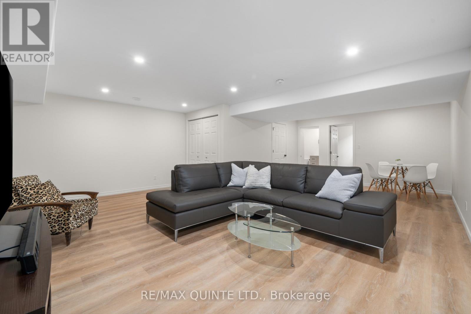63 Athabaska Drive, Belleville (Thurlow Ward), ON - Indoor Photo Showing Living Room