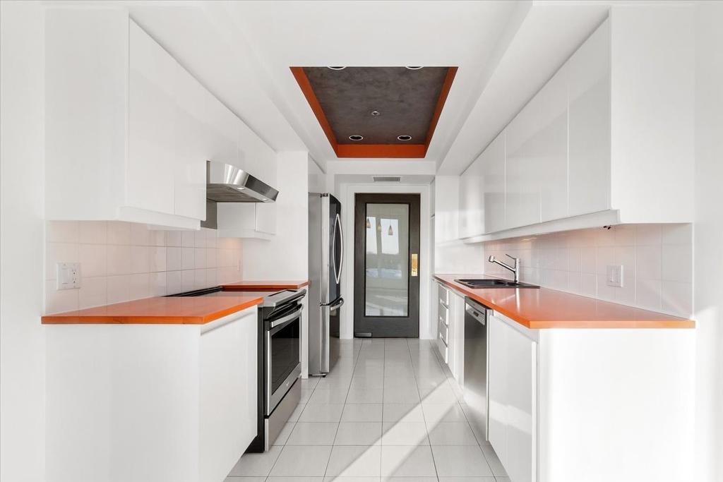 Cuisine - 602-700 Ch. Marie-Le Ber, Montréal (Verdun/Île-Des-Soeurs), QC - Indoor Photo Showing Kitchen With Upgraded Kitchen