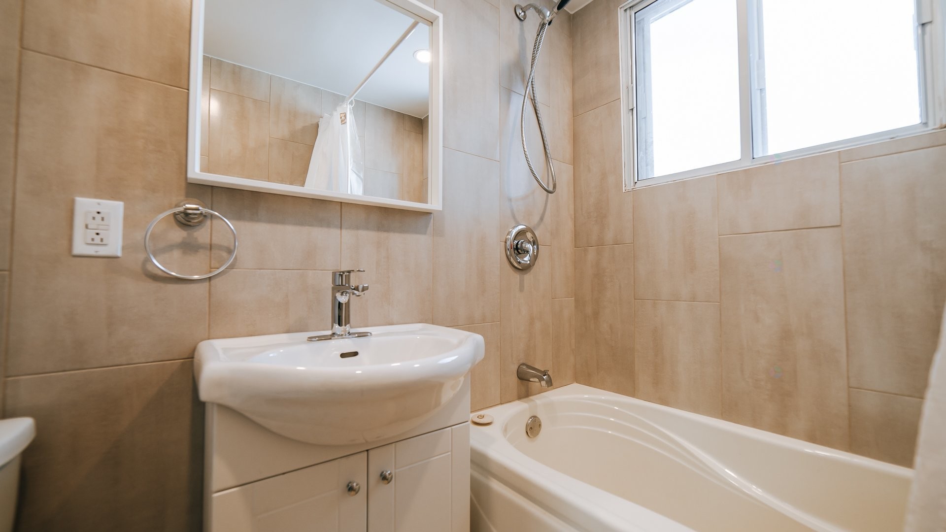 Bathroom - 2-10015 Rue De Lille, Montréal (Ahuntsic-Cartierville), QC - Indoor Photo Showing Bathroom