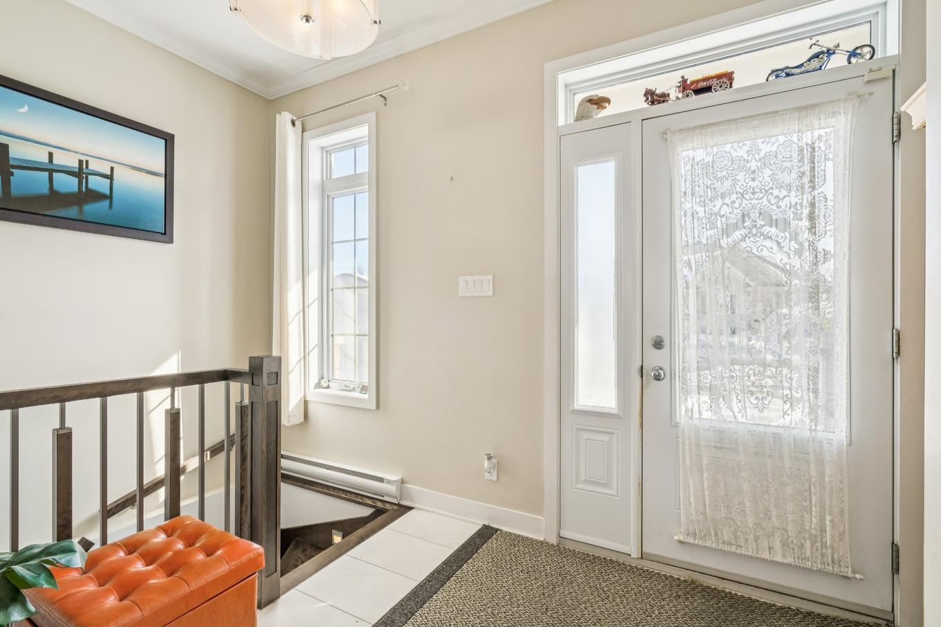 Hall d'entrée/Vestibule - 4708 Rue Des Patriotes, Contrecoeur, QC - Indoor Photo Showing Other Room