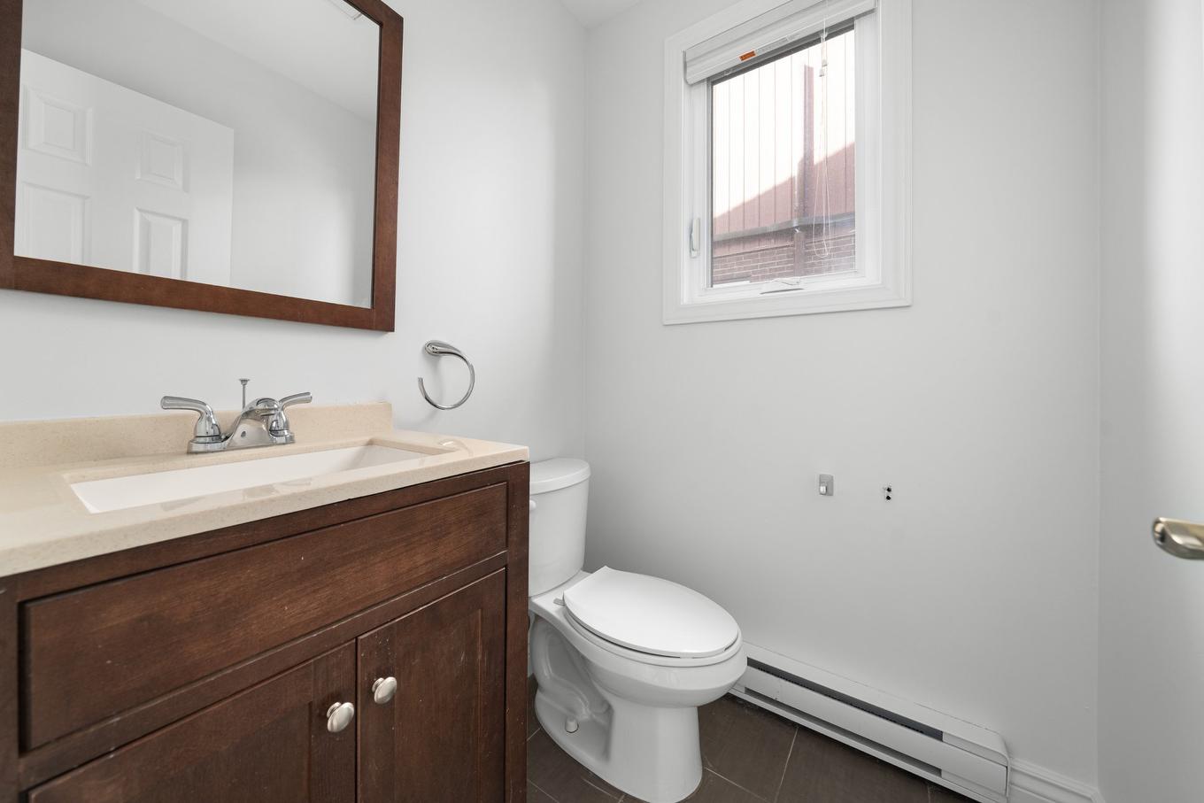 Powder room - 242 Stillview Road, Pointe-Claire, QC - Indoor Photo Showing Bathroom