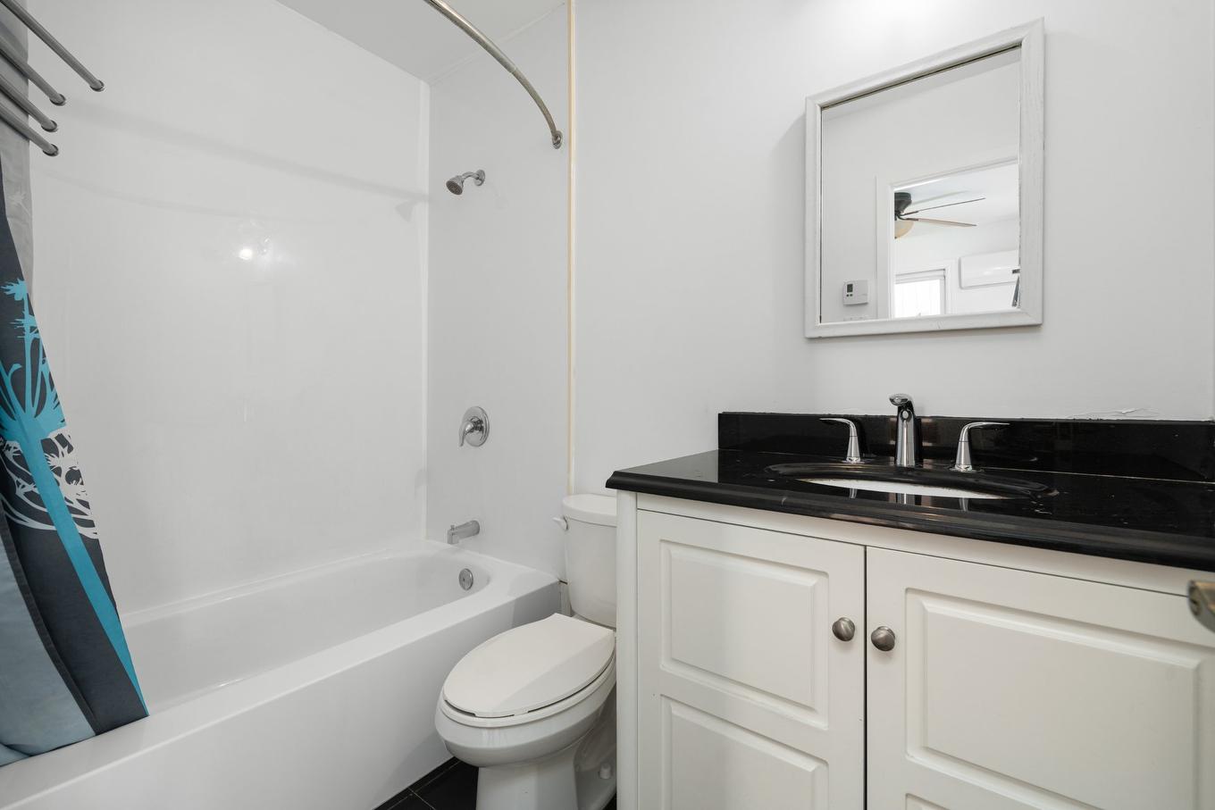 Bathroom - 242 Stillview Road, Pointe-Claire, QC - Indoor Photo Showing Bathroom