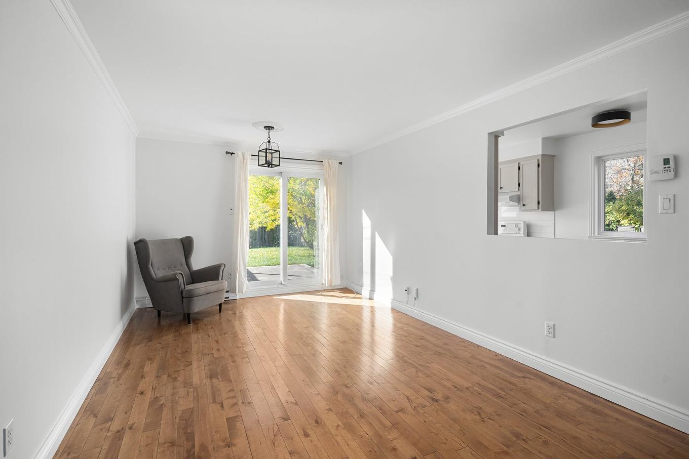 Living room - 242 Stillview Road, Pointe-Claire, QC - Indoor Photo Showing Other Room