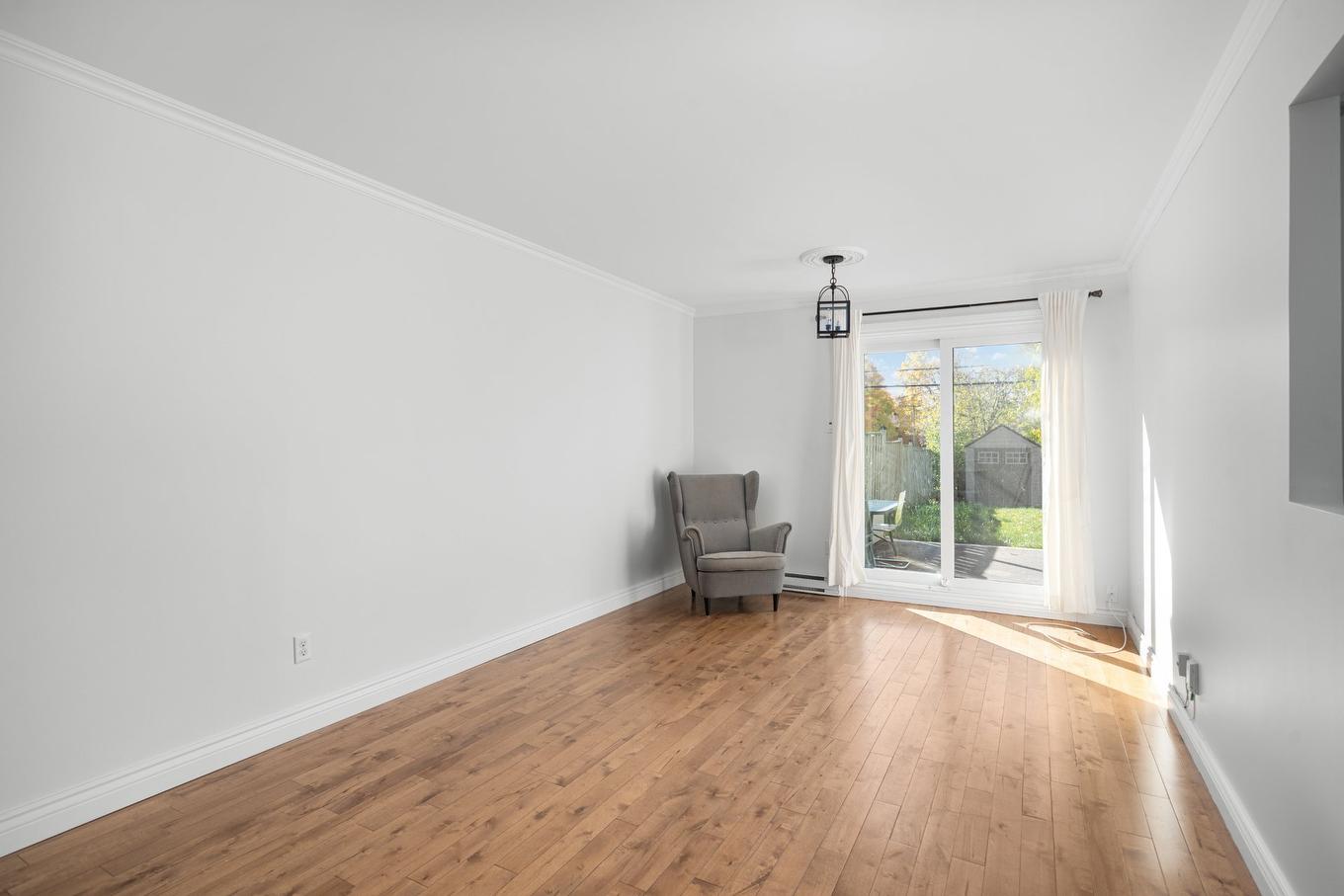Living room - 242 Stillview Road, Pointe-Claire, QC - Indoor Photo Showing Other Room