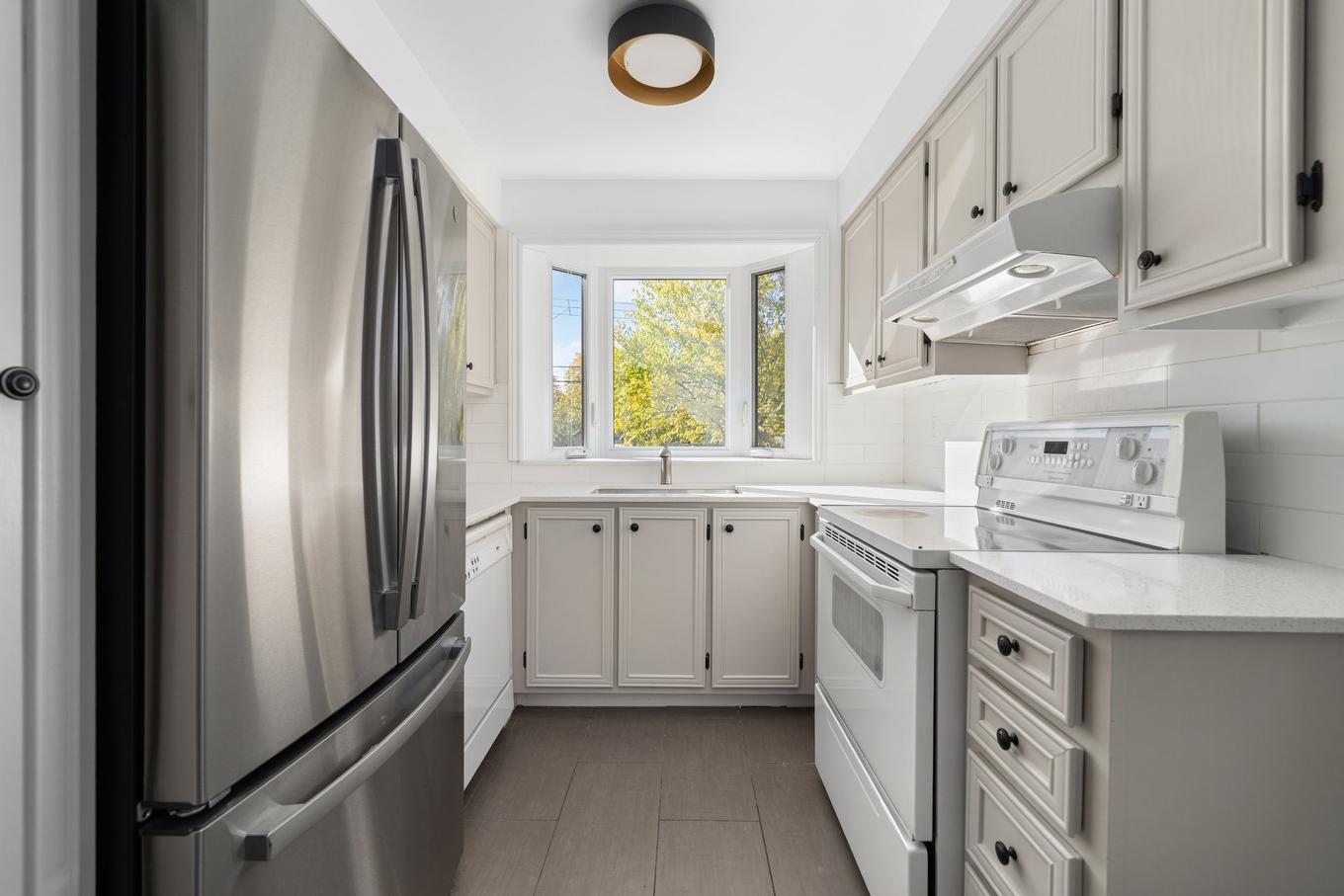 Kitchen - 242 Stillview Road, Pointe-Claire, QC - Indoor Photo Showing Kitchen