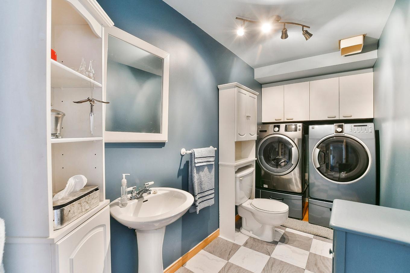 Salle d'eau - 114 Rue Des Semailles, L'Épiphanie, QC - Indoor Photo Showing Laundry Room