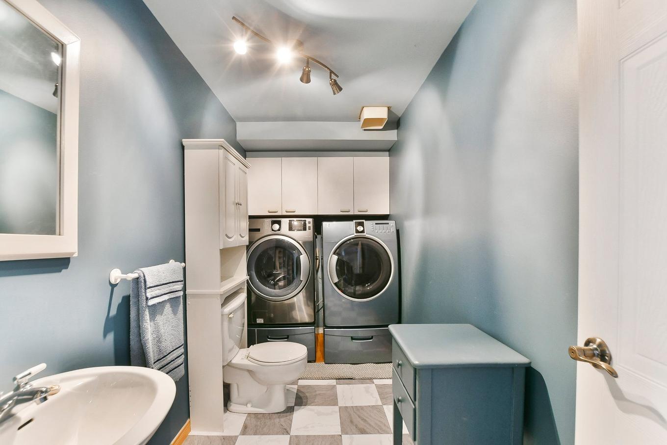 Salle d'eau - 114 Rue Des Semailles, L'Épiphanie, QC - Indoor Photo Showing Laundry Room