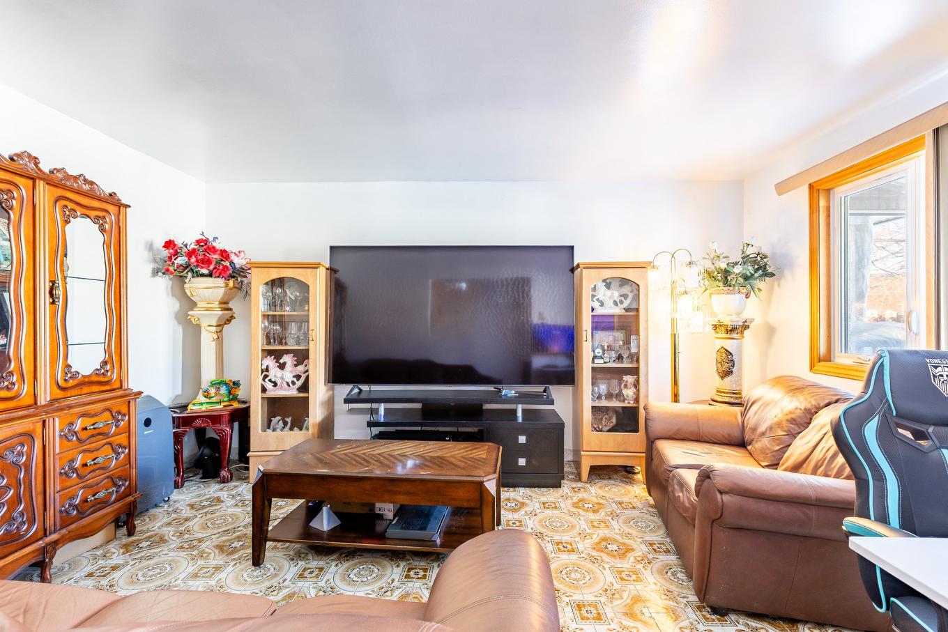 Salon - 11820 Av. Nicolas-Appert, Montréal (Rivière-Des-Prairies/Pointe-Aux-Trembles), QC