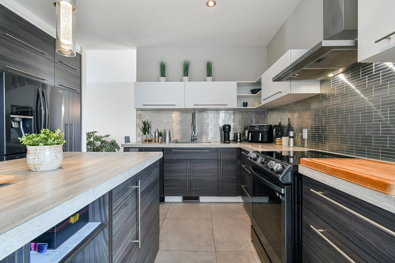 Cuisine - 13970 Rue Guillaume-Alarie, Mirabel, QC - Indoor Photo Showing Kitchen With Upgraded Kitchen