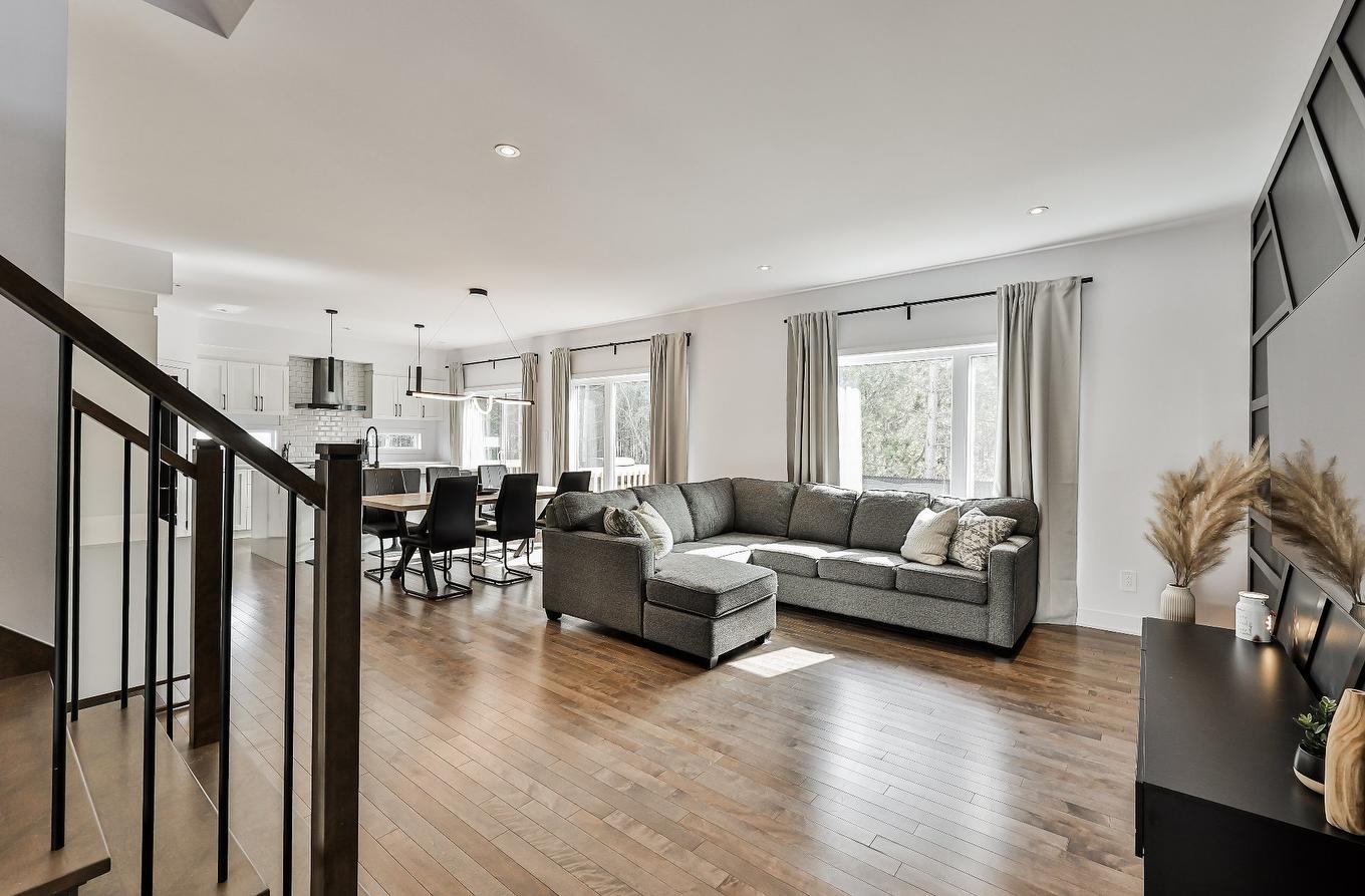 Living room - Rue Des Rêves, Sainte-Julienne, QC - Indoor Photo Showing Living Room