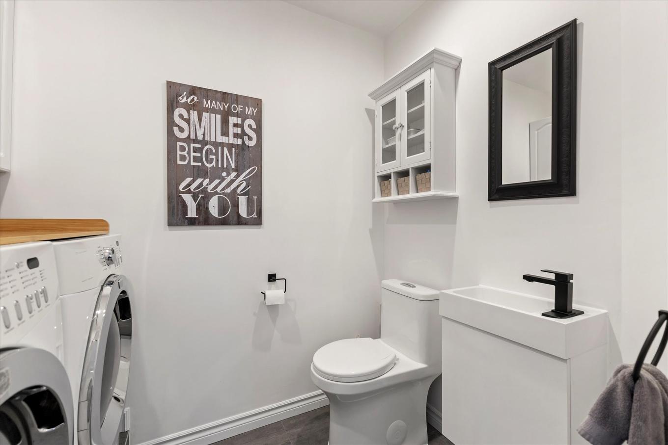 Salle d'eau - 254 Rue Adrien-Rouleau, Les Coteaux, QC - Indoor Photo Showing Laundry Room