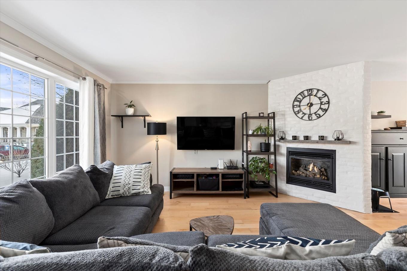 Salon - 254 Rue Adrien-Rouleau, Les Coteaux, QC - Indoor Photo Showing Living Room With Fireplace