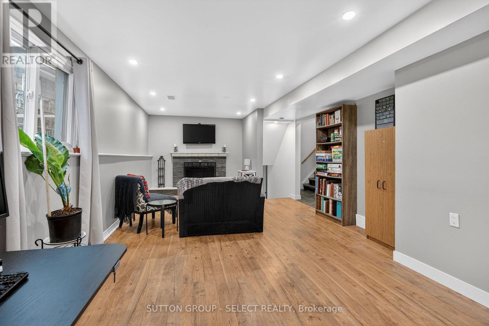 45 Upper Avenue, London North (North N), ON - Indoor Photo Showing Other Room With Fireplace