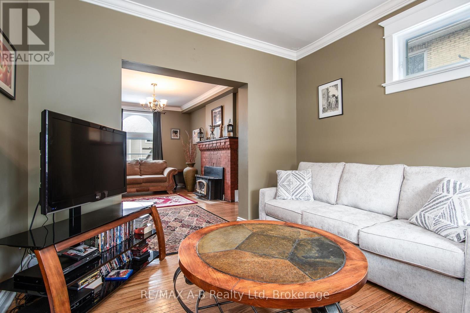 56 West Gore Street, Stratford, ON - Indoor Photo Showing Living Room