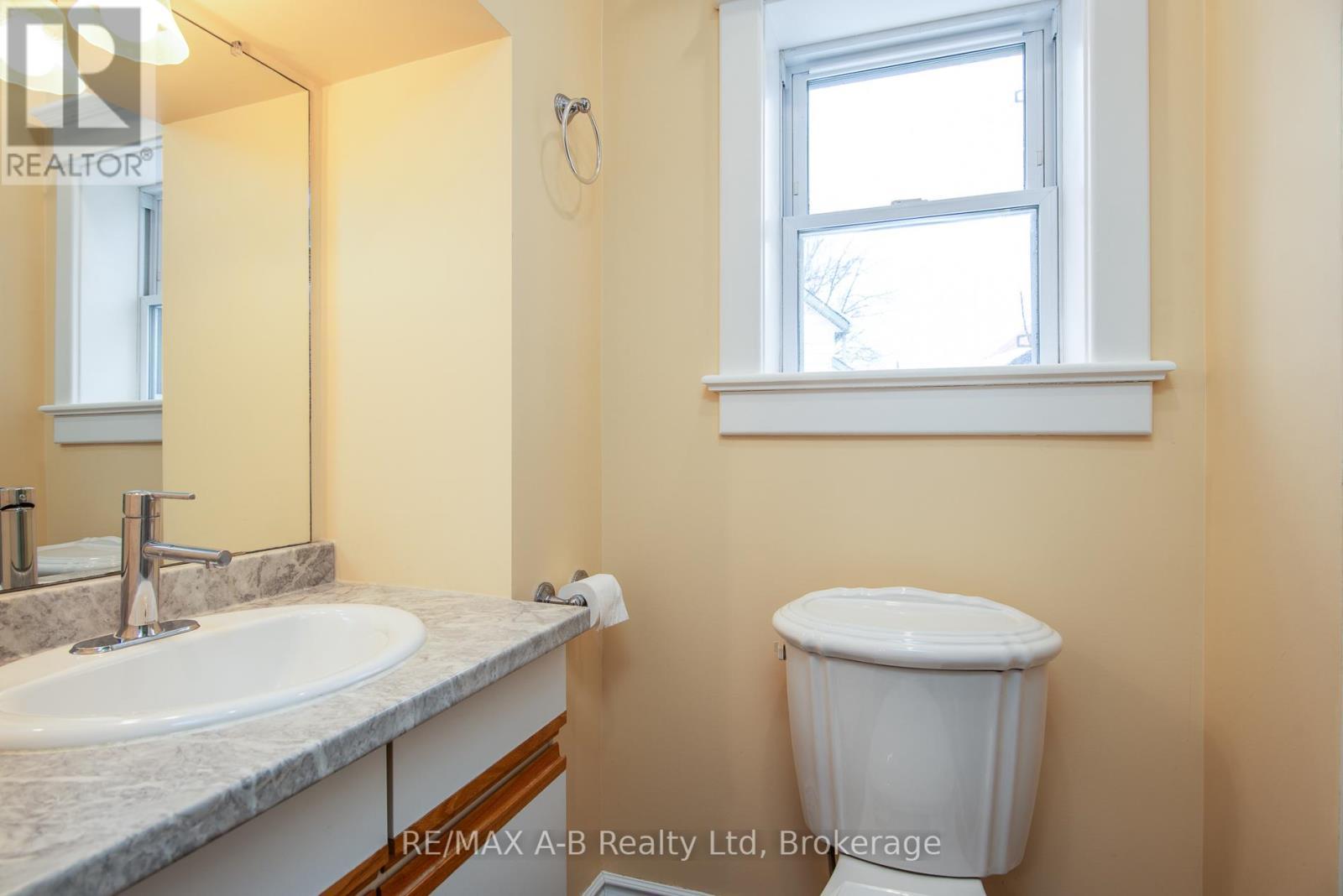 56 West Gore Street, Stratford, ON - Indoor Photo Showing Bathroom