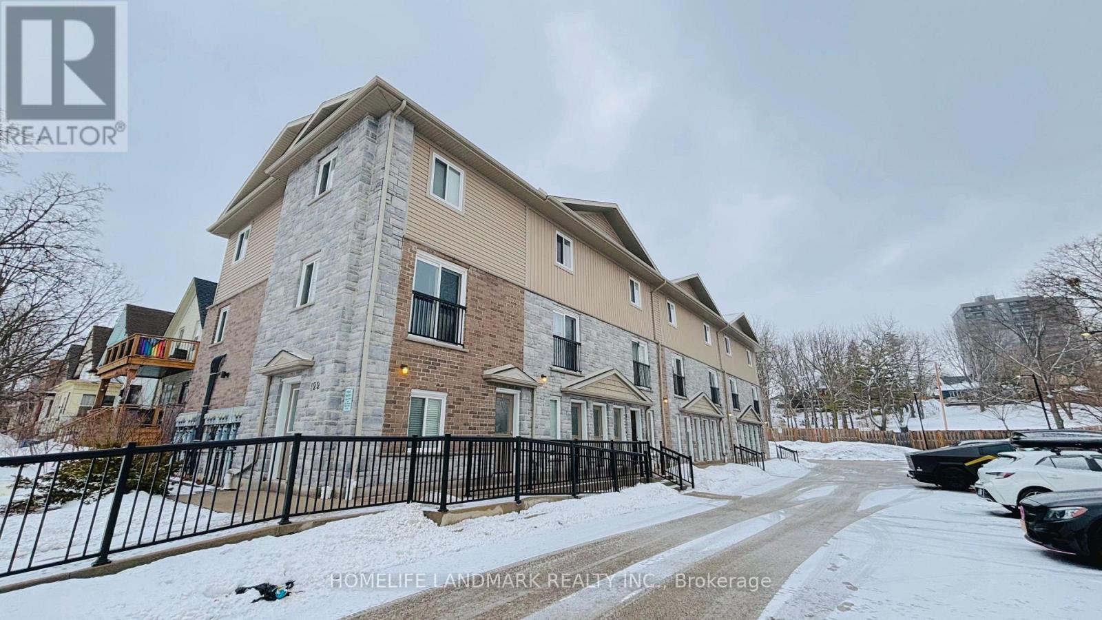 6 - 122 Courtland Avenue E, Kitchener, ON - Outdoor