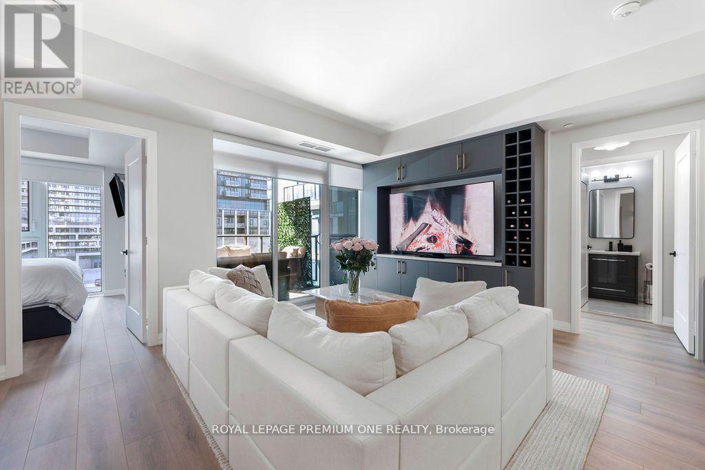 511 - 9000 Jane Street, Vaughan, ON - Indoor Photo Showing Living Room