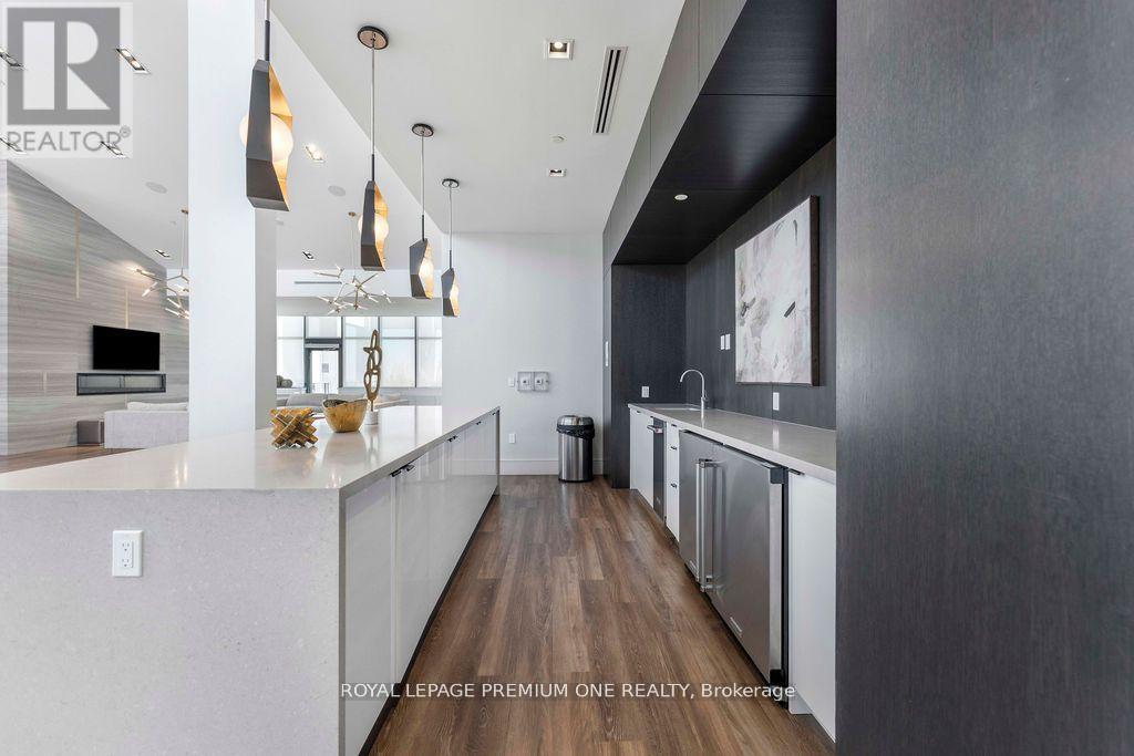 511 - 9000 Jane Street, Vaughan, ON - Indoor Photo Showing Kitchen With Upgraded Kitchen