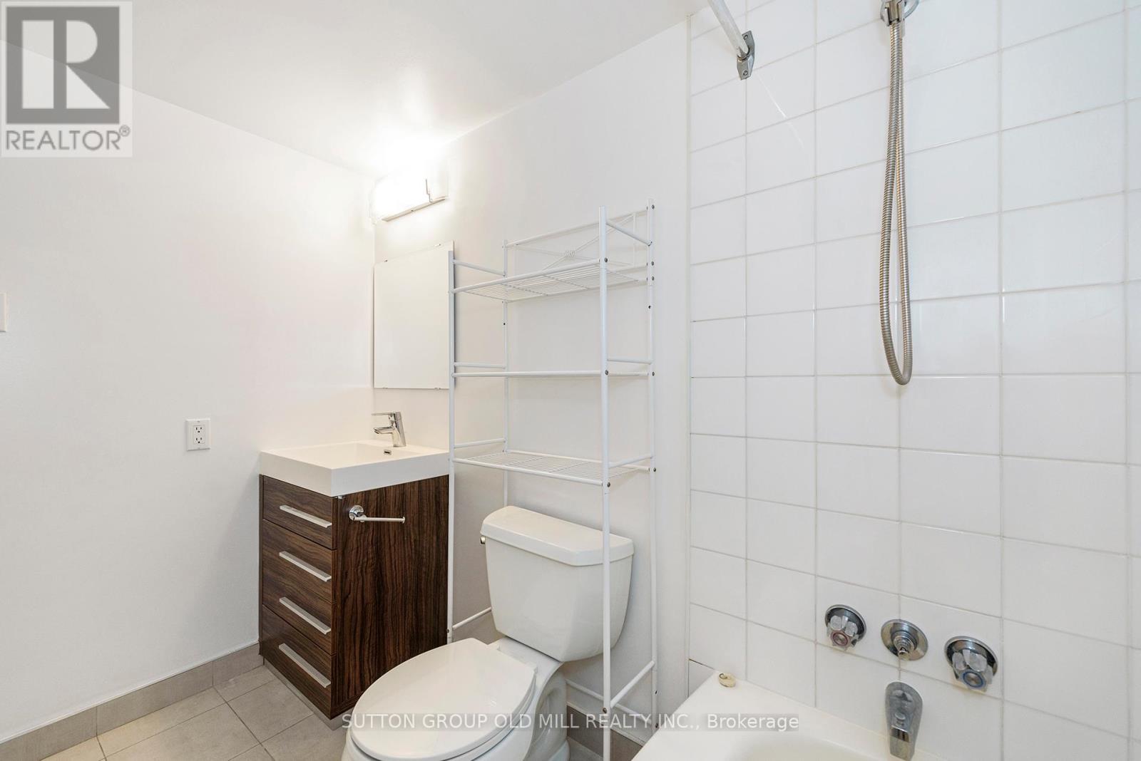 2806 - 1300 Islington Avenue, Toronto, ON - Indoor Photo Showing Bathroom