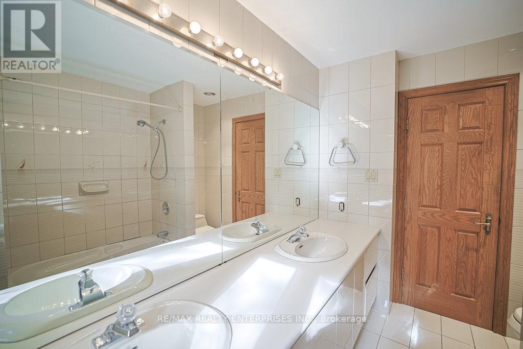 1601 Jalna Avenue, Mississauga, ON - Indoor Photo Showing Bathroom