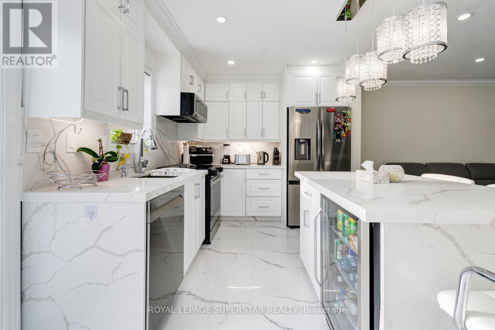 131 Checkerberry Crescent, Brampton, ON - Indoor Photo Showing Kitchen With Upgraded Kitchen