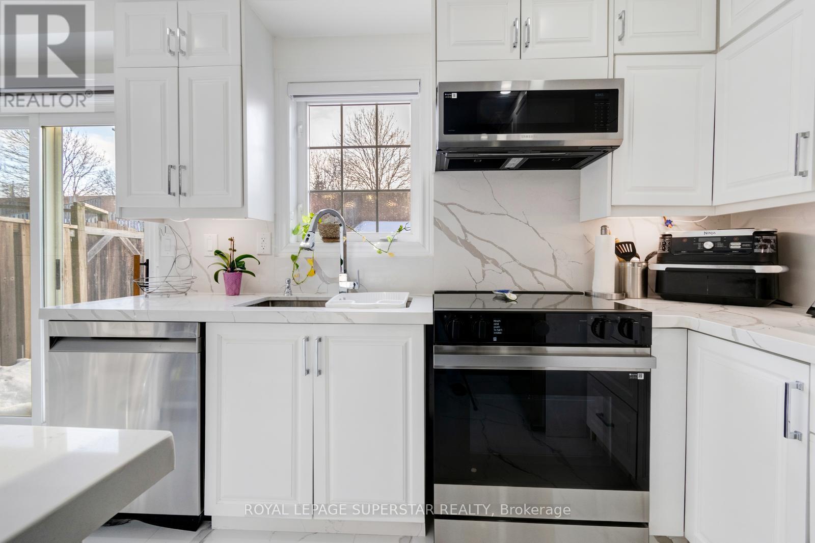 131 Checkerberry Crescent, Brampton, ON - Indoor Photo Showing Kitchen With Upgraded Kitchen