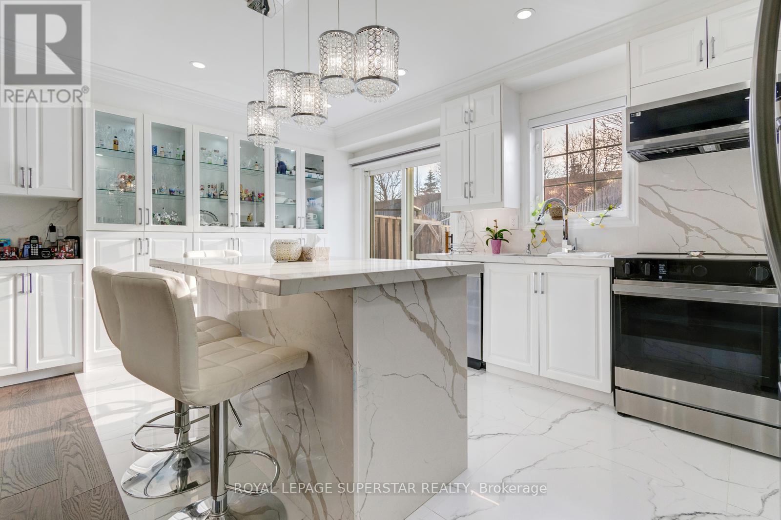 131 Checkerberry Crescent, Brampton, ON - Indoor Photo Showing Kitchen With Upgraded Kitchen