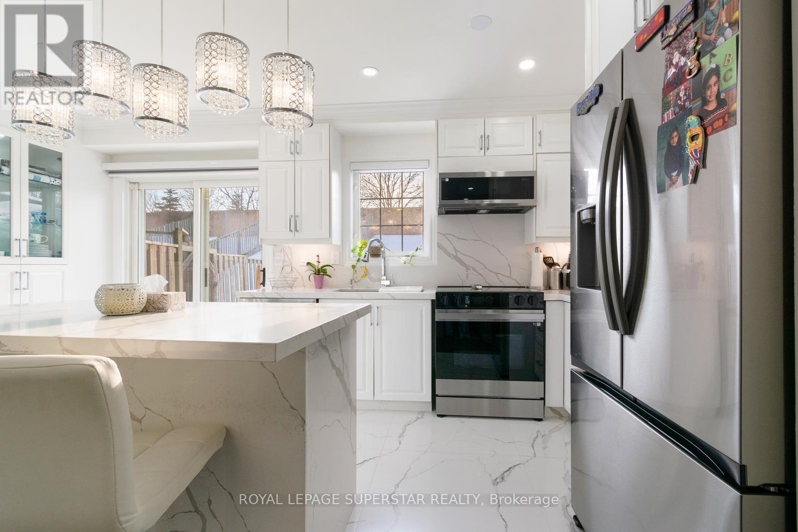 131 Checkerberry Crescent, Brampton, ON - Indoor Photo Showing Kitchen With Upgraded Kitchen
