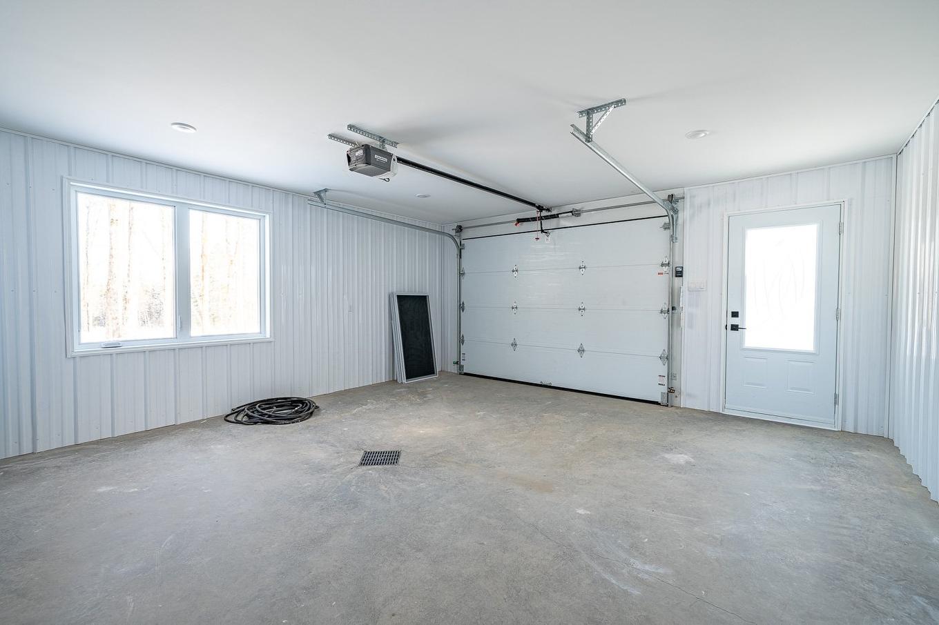 Garage - 127 Rue Des Ruisseaux, Val-Des-Sources, QC - Indoor Photo Showing Garage