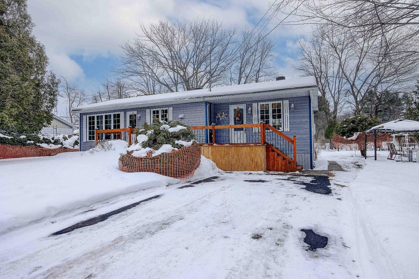 Façade - 225 47E Rue O., Venise-En-Québec, QC - Outdoor With Deck Patio Veranda