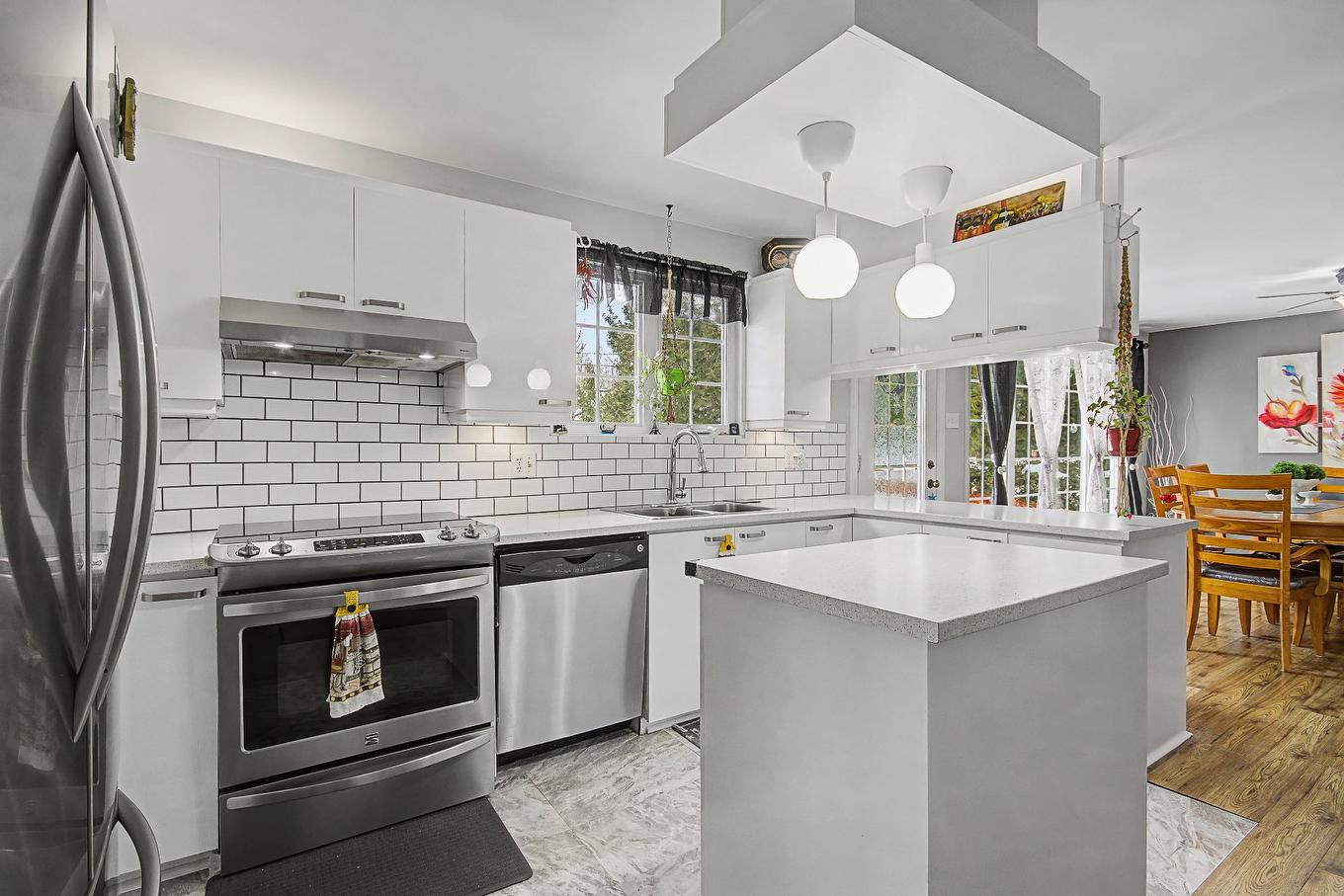 Cuisine - 225 47E Rue O., Venise-En-Québec, QC - Indoor Photo Showing Kitchen With Double Sink With Upgraded Kitchen