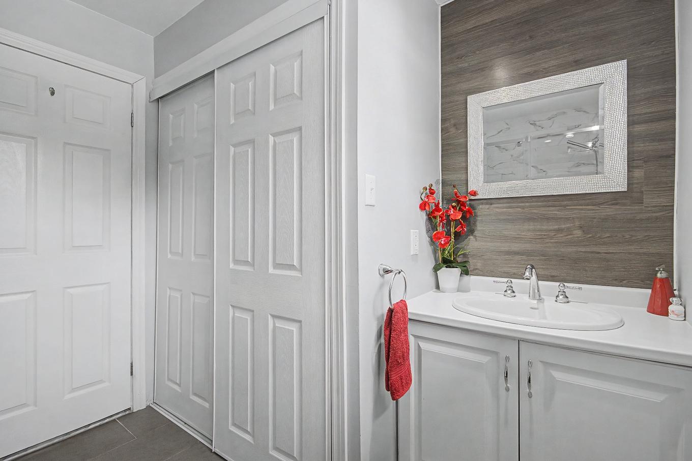 Salle de bains - 225 47E Rue O., Venise-En-Québec, QC - Indoor Photo Showing Bathroom