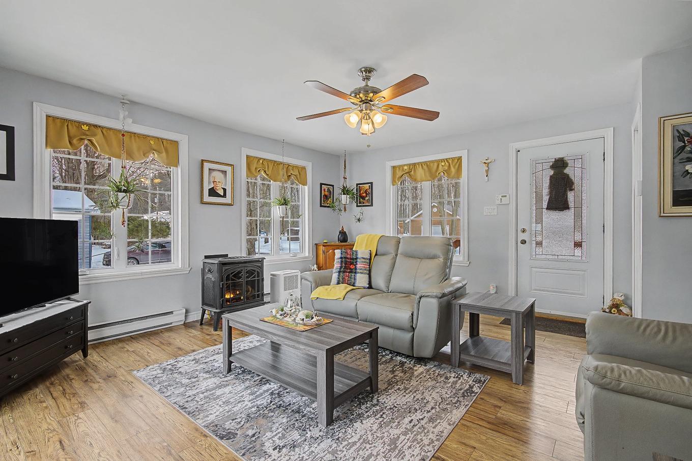 Salon - 225 47E Rue O., Venise-En-Québec, QC - Indoor Photo Showing Living Room