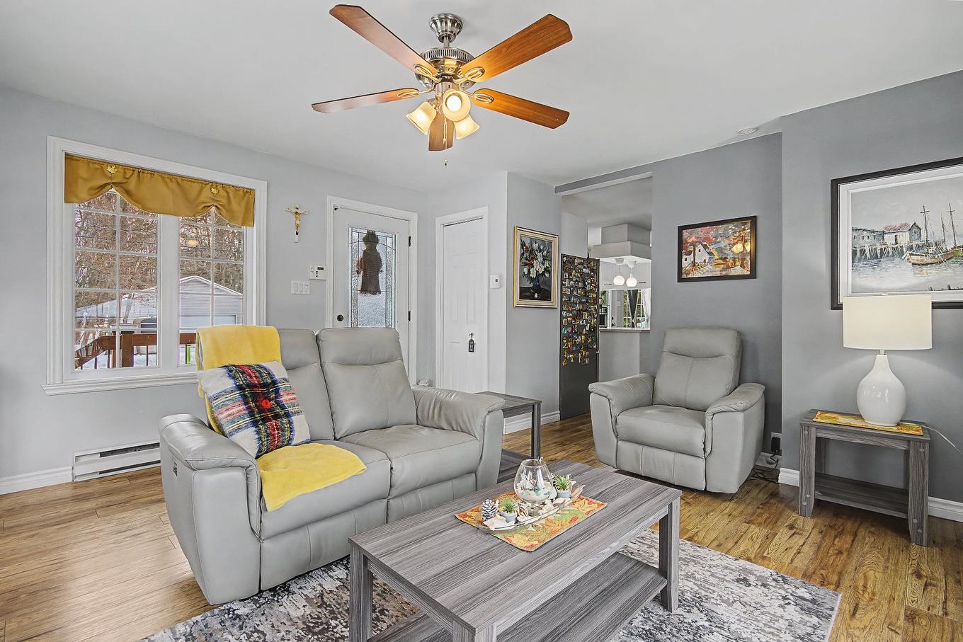 Salon - 225 47E Rue O., Venise-En-Québec, QC - Indoor Photo Showing Living Room