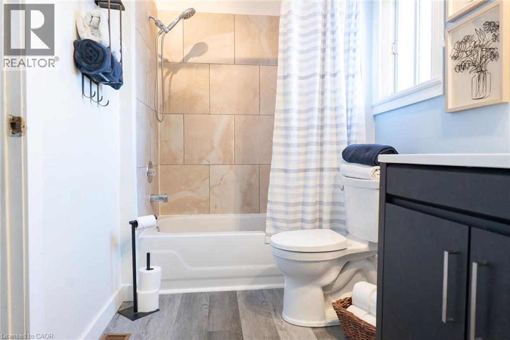 717 Knox Avenue, Hamilton, ON - Indoor Photo Showing Bathroom