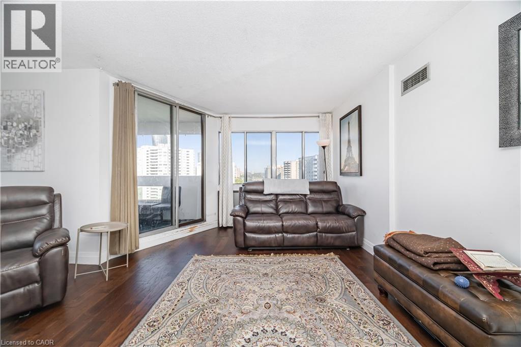1580 Mississauga Valley Boulevard Unit# 1901, Mississauga, ON - Indoor Photo Showing Living Room
