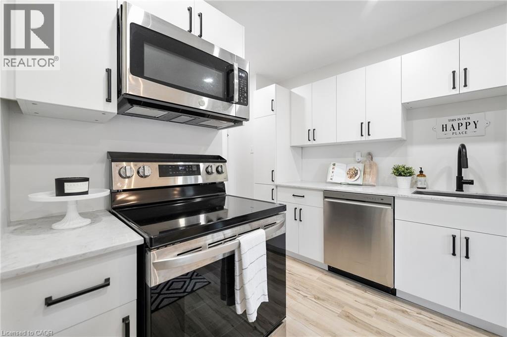 17 Old Pine Trail Unit# 150, St. Catharines, ON - Indoor Photo Showing Kitchen With Stainless Steel Kitchen