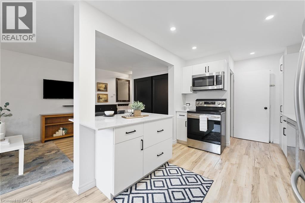 17 Old Pine Trail Unit# 150, St. Catharines, ON - Indoor Photo Showing Kitchen