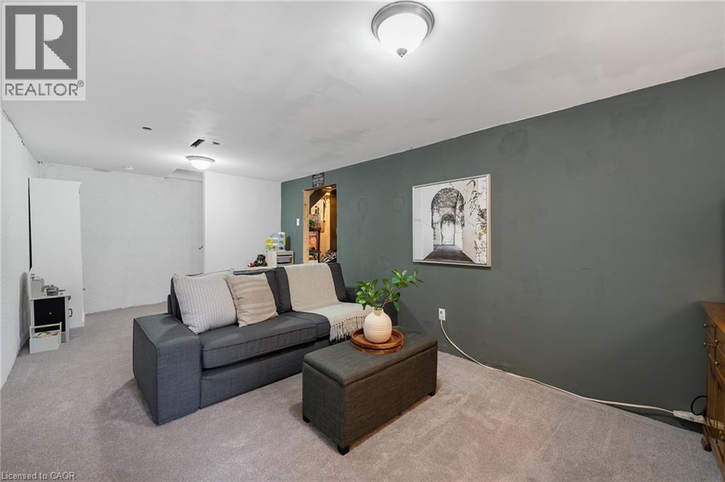 17 Old Pine Trail Unit# 150, St. Catharines, ON - Indoor Photo Showing Living Room