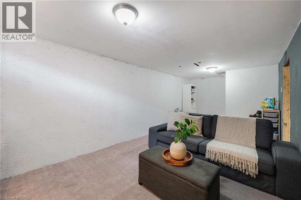 17 Old Pine Trail Unit# 150, St. Catharines, ON - Indoor Photo Showing Living Room