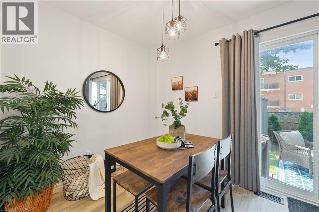 17 Old Pine Trail Unit# 150, St. Catharines, ON - Indoor Photo Showing Dining Room