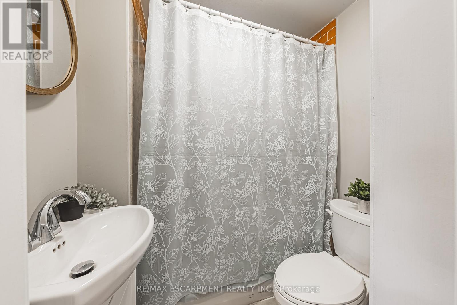 24 Rowanwood Street, Hamilton, ON - Indoor Photo Showing Bathroom