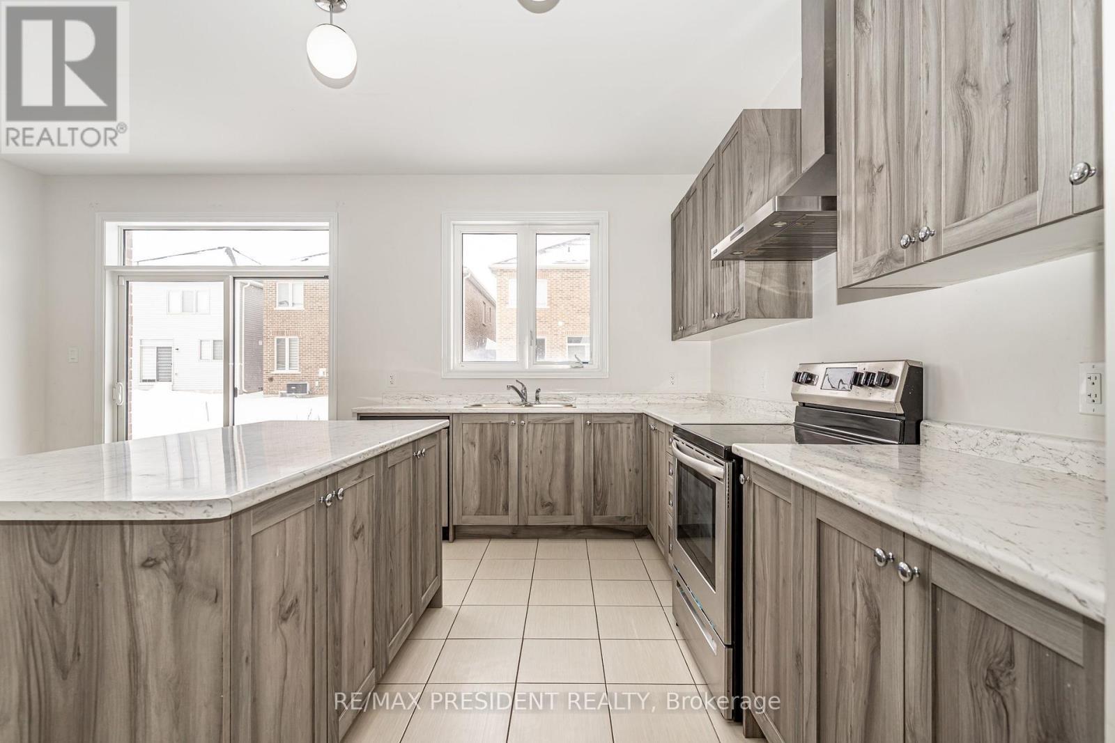 663 Anishinaabe Drive, Shelburne, ON - Indoor Photo Showing Kitchen With Upgraded Kitchen