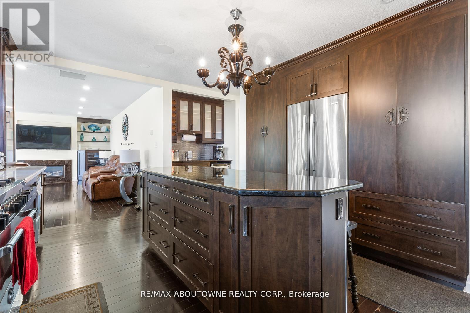 1073 North Service Road, Hamilton, ON - Indoor Photo Showing Other Room