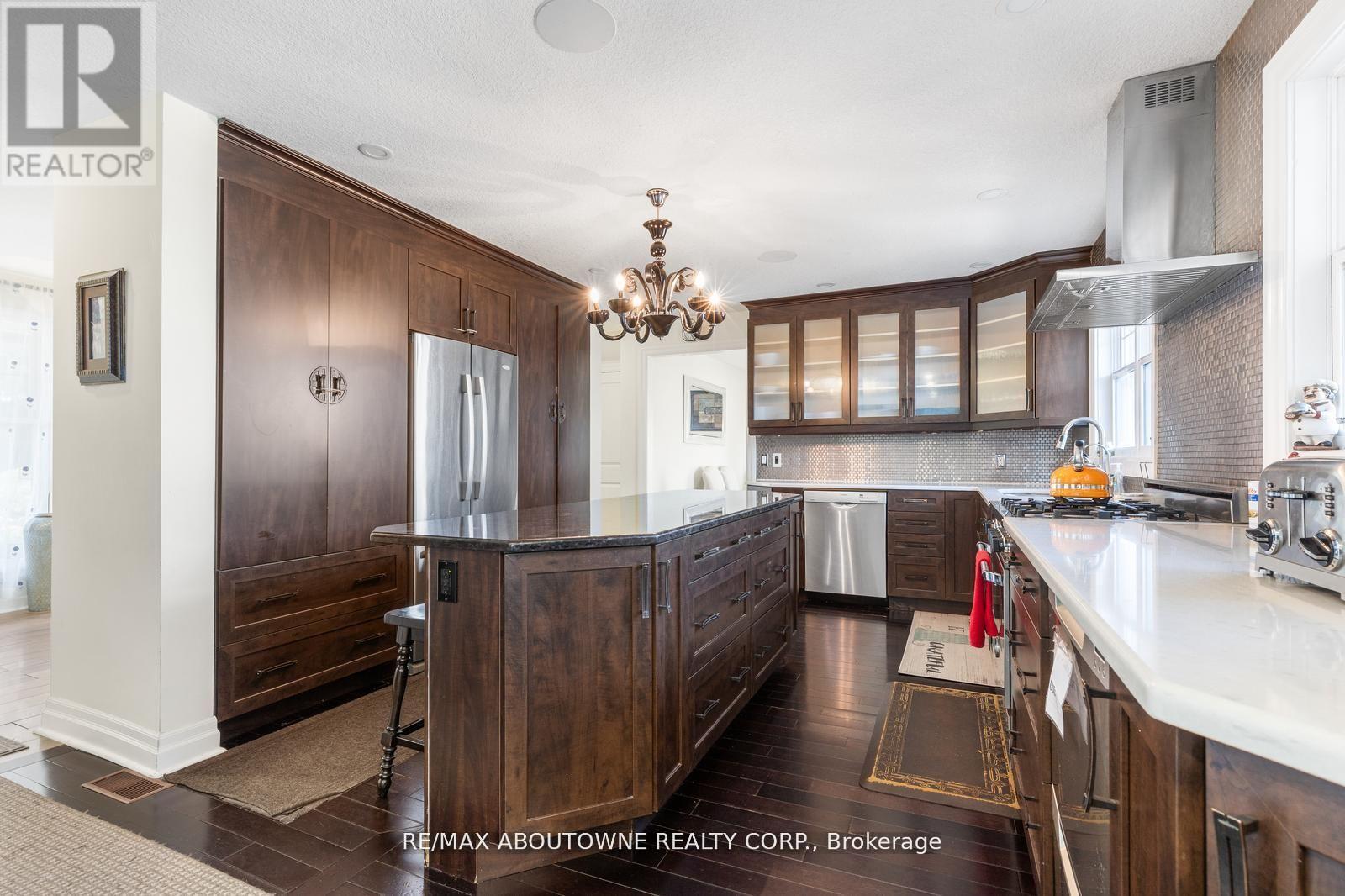 1073 North Service Road, Hamilton, ON - Indoor Photo Showing Kitchen