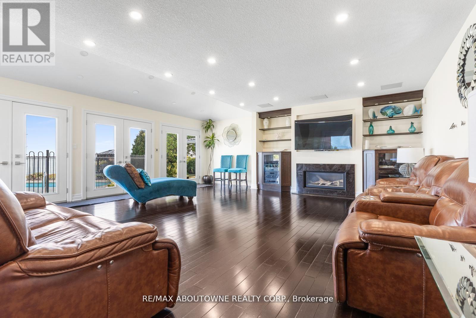 1073 North Service Road, Hamilton, ON - Indoor Photo Showing Living Room With Fireplace