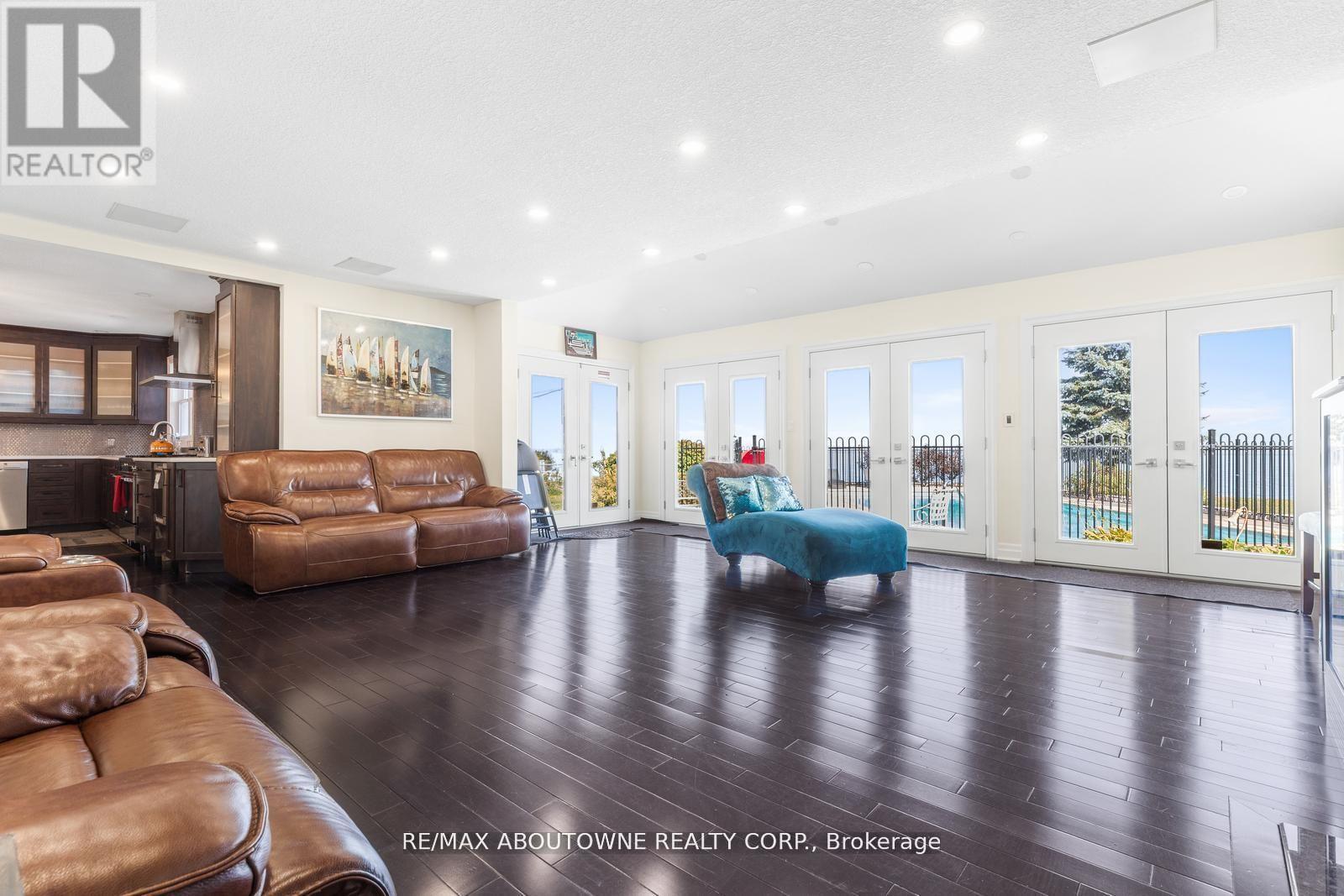 1073 North Service Road, Hamilton, ON - Indoor Photo Showing Living Room