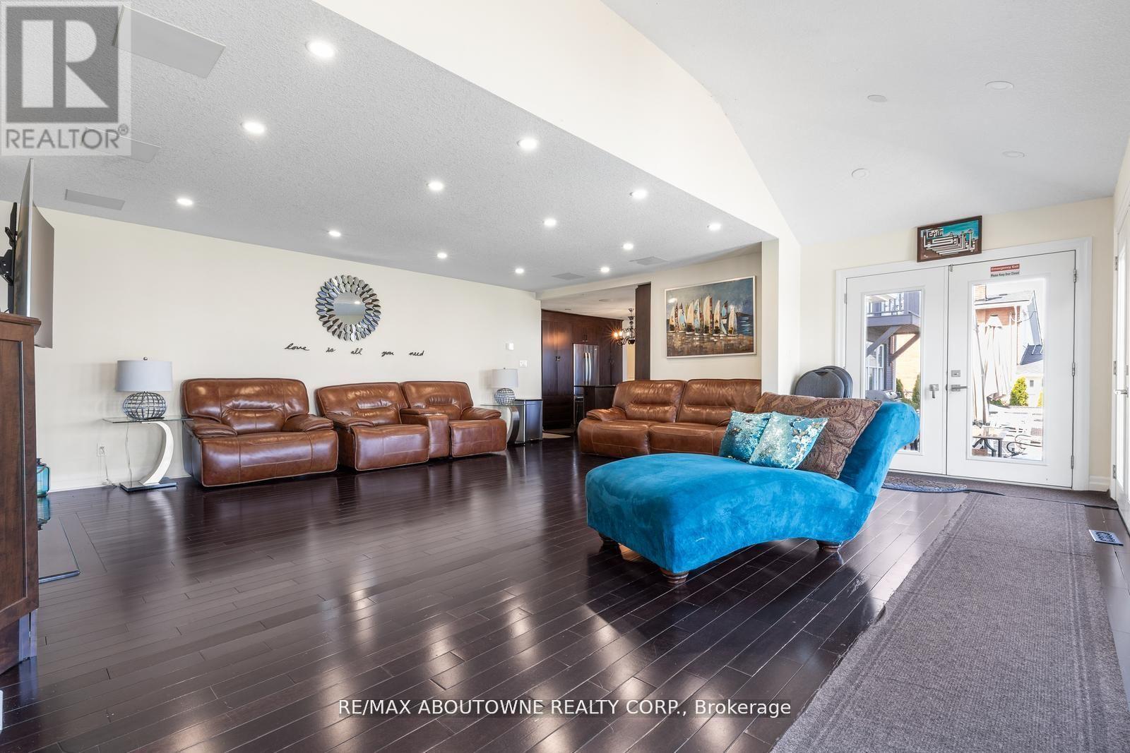 1073 North Service Road, Hamilton, ON - Indoor Photo Showing Living Room